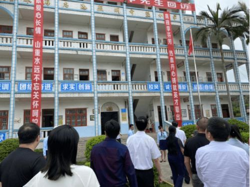 讓愛傳遞 珠海陽光醫院志愿者不遠千里赴廣西探訪希望小學獻愛心